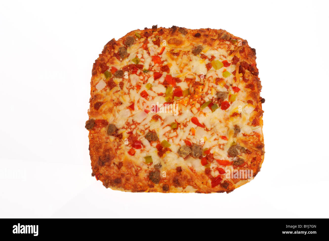 Cuit entier sur pizza carré sur fond blanc, découpe. Banque D'Images