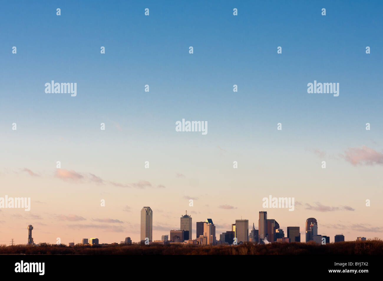 Vue grand angle, de Dallas au Texas skyline depuis le sud de l'Interstate I-45 pont sur la rivière Trinity en fin d'après-midi. Banque D'Images