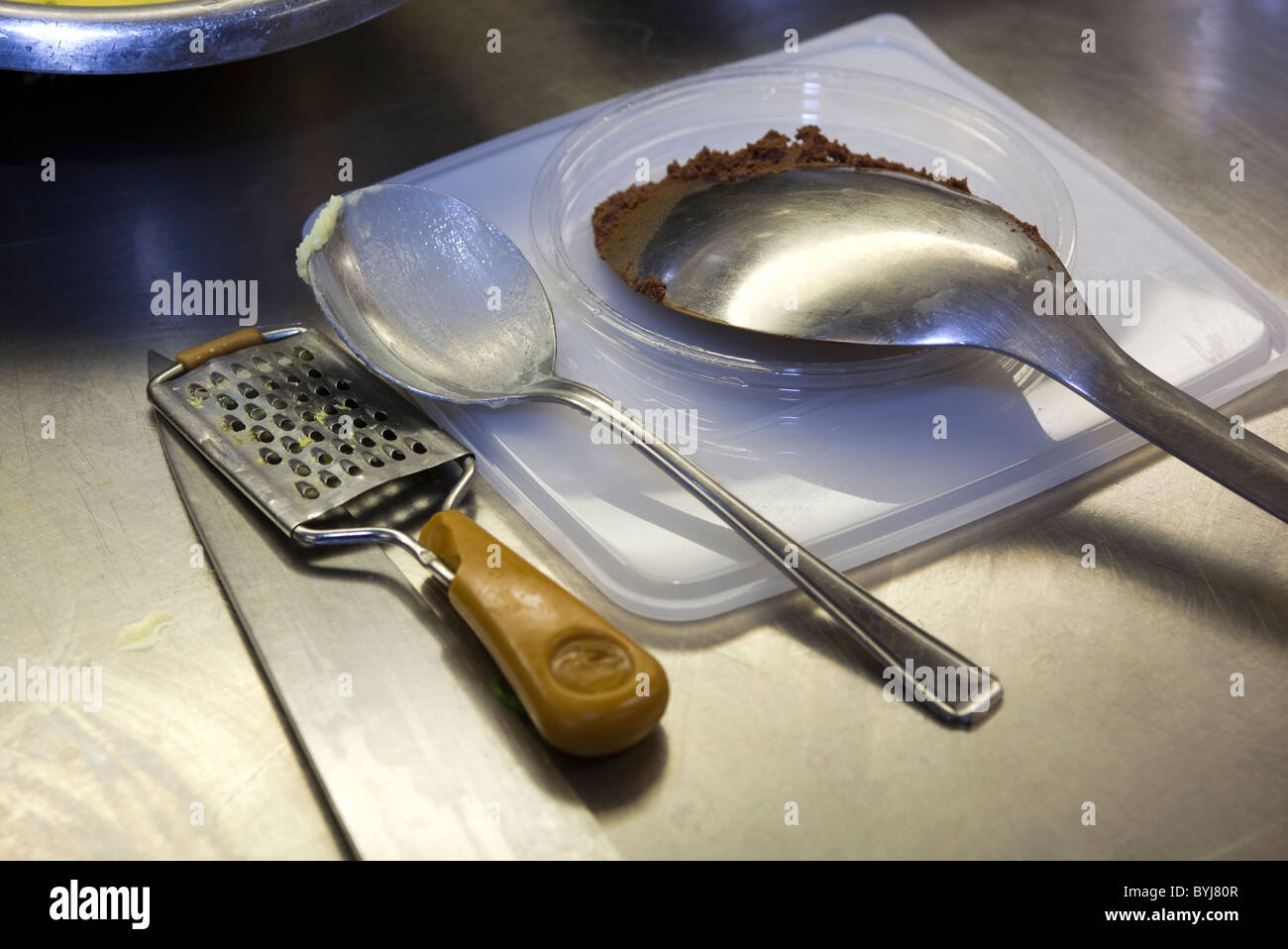 Des ustensiles de cuisine de travail Banque D'Images