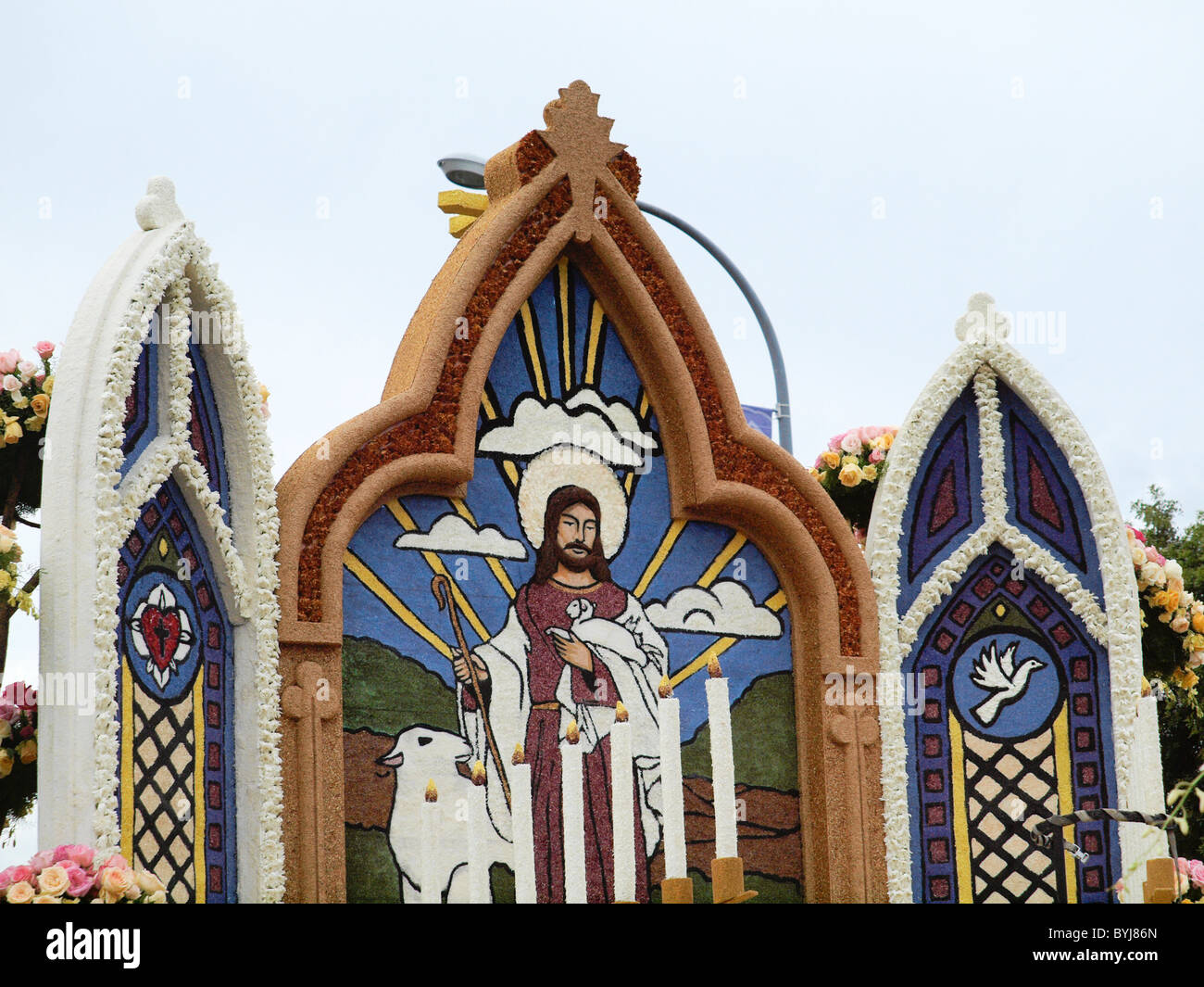 2011 Rose Parade float l'affichage. "Qu'un ami Nous avons en Jésus' parrainé par Lutheran Layman's League. Banque D'Images