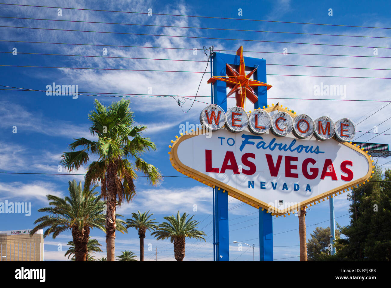 USA, Nevada, Las Vegas, panneau Welcome to Fabulous Las Vegas entouré de palmiers et les fils électriques Banque D'Images