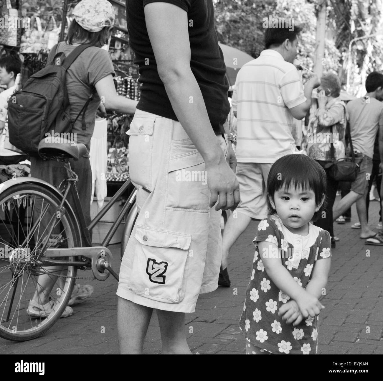 Photographie en noir et blanc d'une jeune fille thaïe à un marché de rue Banque D'Images