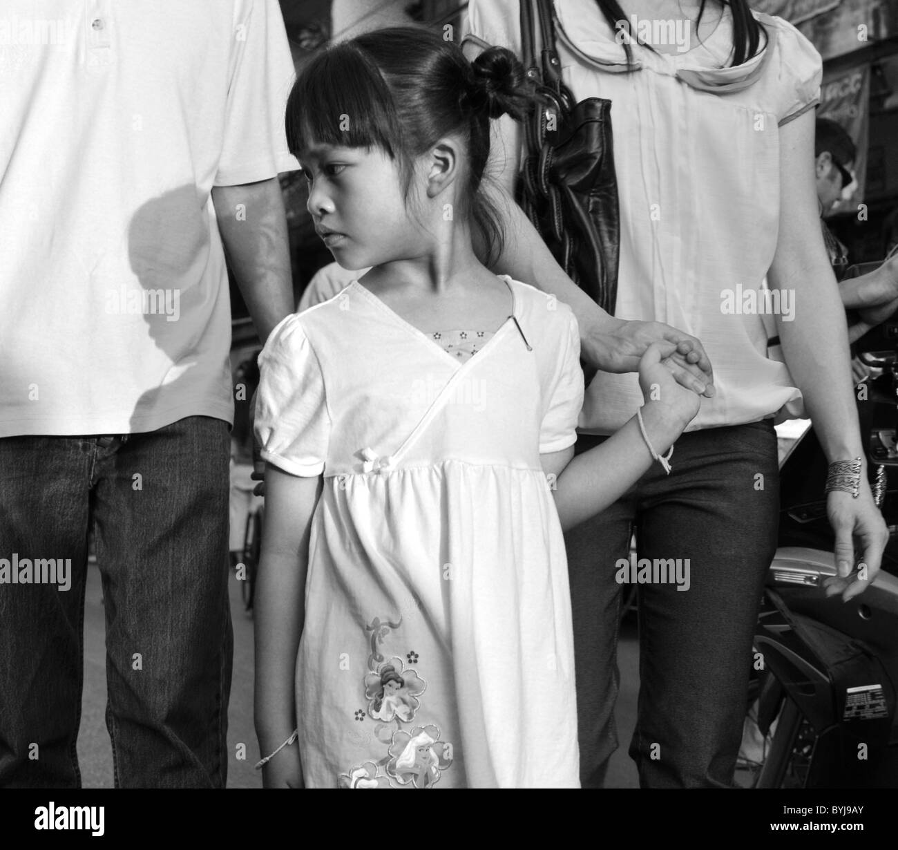 Photographie en noir et blanc d'une jeune fille thaïe dans un marché Banque D'Images