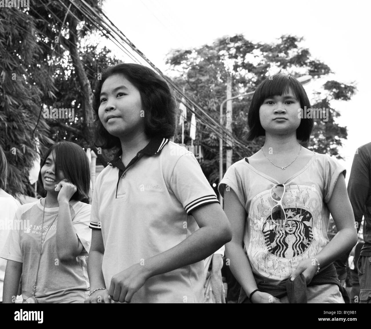 Photographie en noir et blanc de jeunes filles sur une rue en Thaïlande Banque D'Images