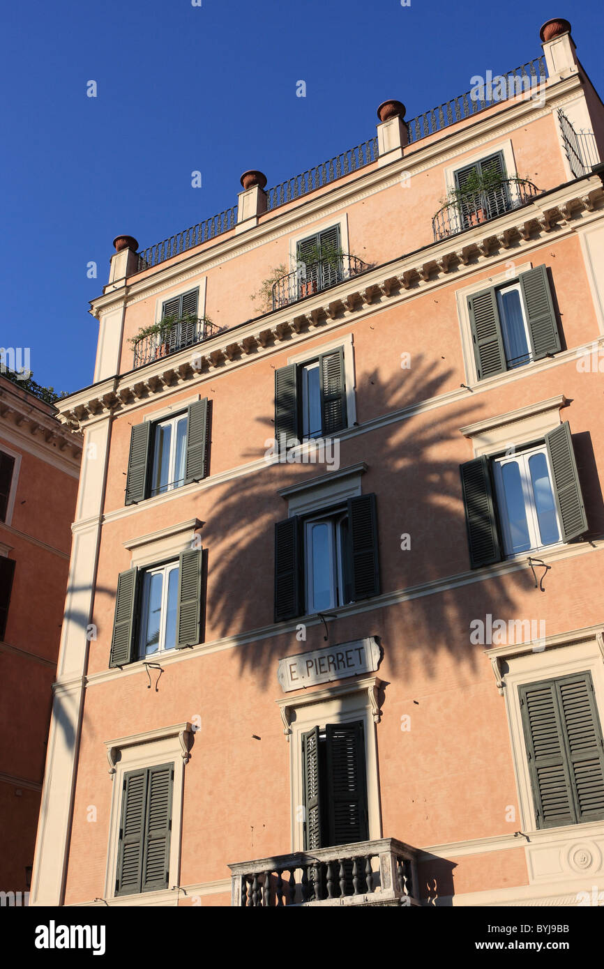 L'ombre d'un palmier sur un bâtiment résidentiel, Rome, Italie Banque D'Images