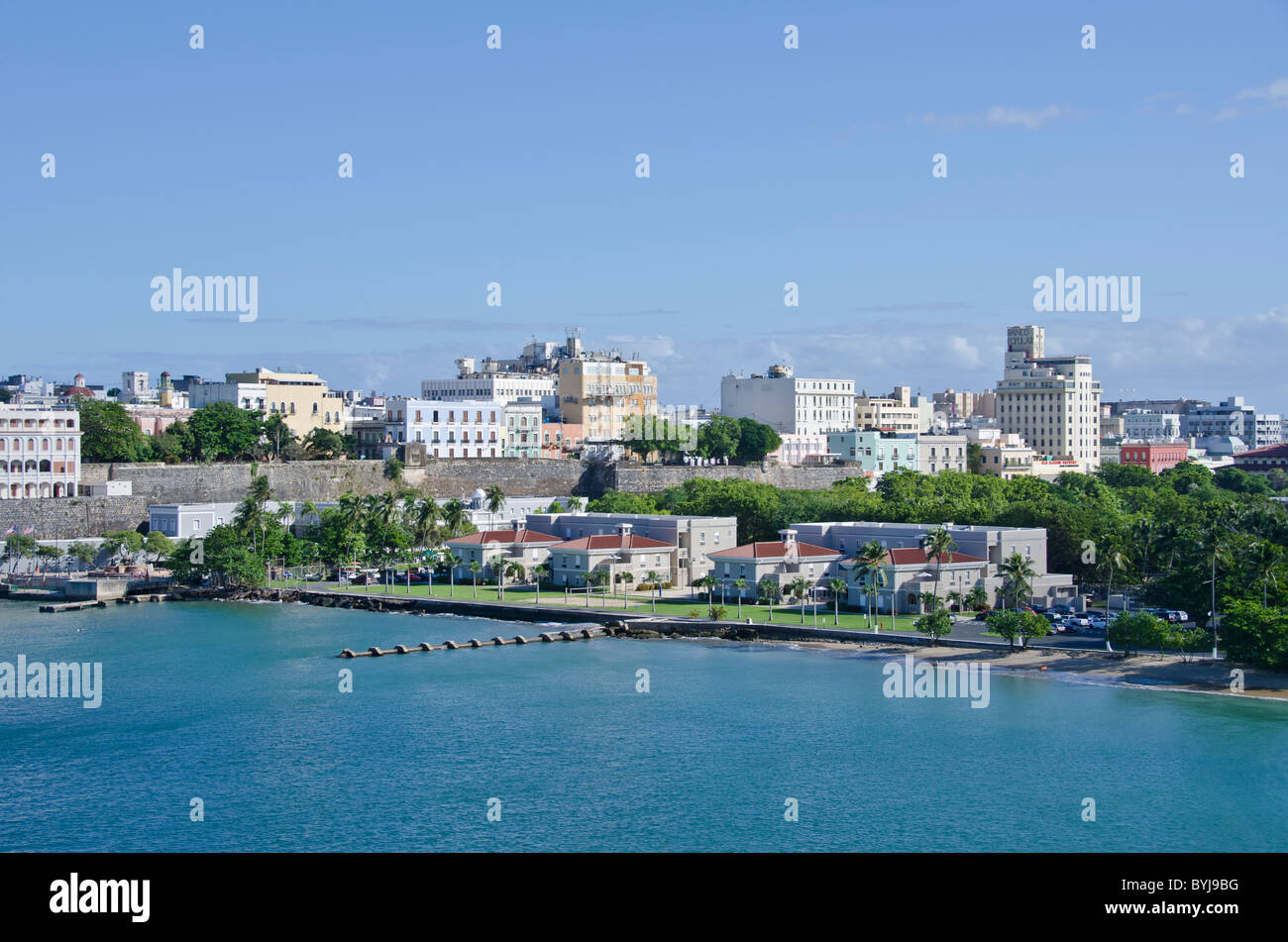 Porto Rico voir du vieux San Juan vieux mur de ville et bâtiments historiques colorés comme vu à partir de l'arrivée des navires de croisière des Caraïbes Banque D'Images