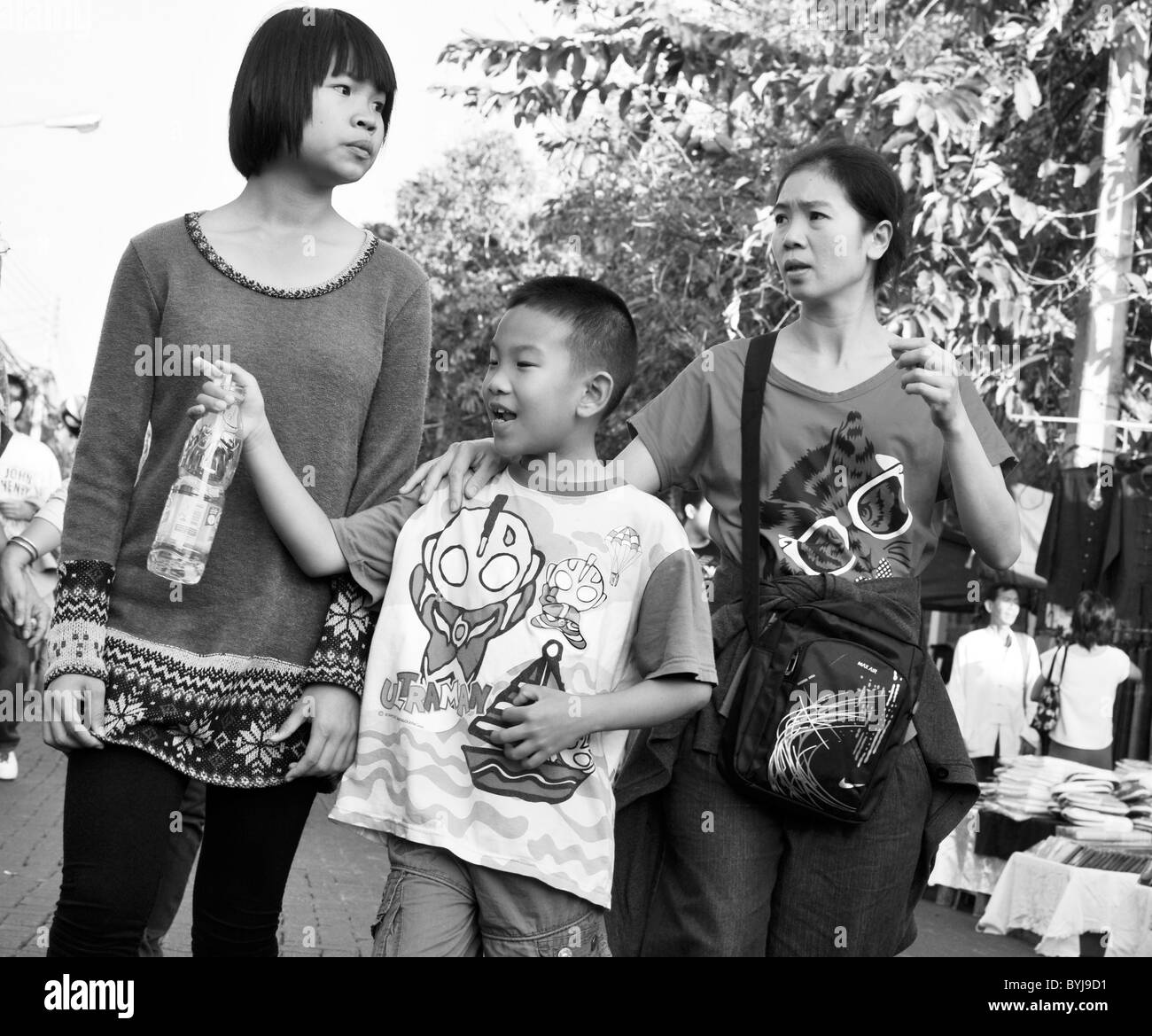 Photographie en noir et blanc d'une famille thaïlandaise dans une rue à Chiang Mai Banque D'Images