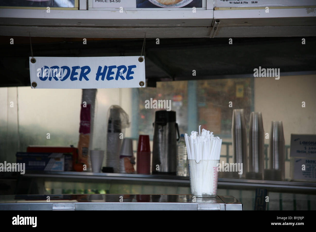 Pour commander un repas à emporter au restaurant. Banque D'Images