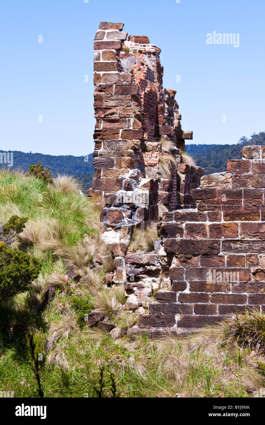 Ruines sur ancien convict colonie pénitentiaire sur Sarah Island dans le port Maquarie, Strahan, Tasmanie, Australie Banque D'Images