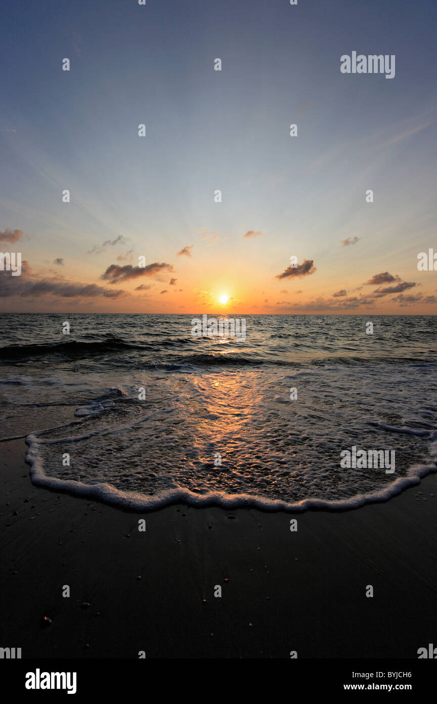 Coucher du soleil au bord de la mer Photo Stock - Alamy