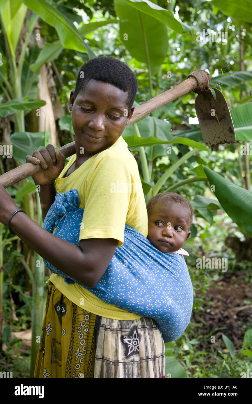 Une Jeune Mere Travaille Dans Le Jardin Tout En Portant Son Bebe Sur Son Dos Photo Stock Alamy Une Jeune Mere Travaille Dans Le Jardin Tout En Portant Son Bebe Sur Son Dos Photo Stock Alamy