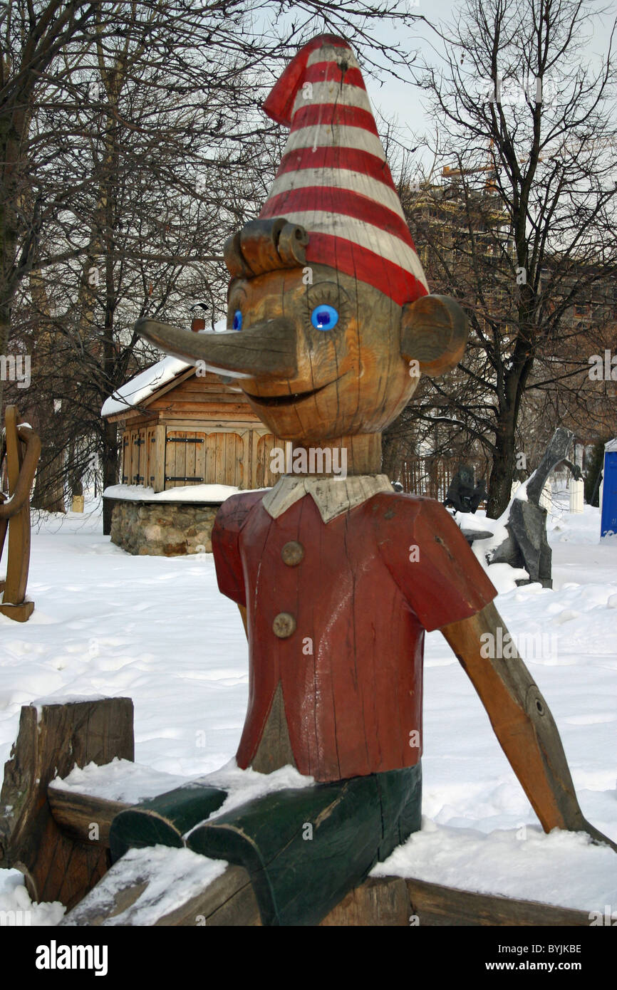 Pinocchio dans le parc de la chute des idoles à Moscou, Russie Banque D'Images