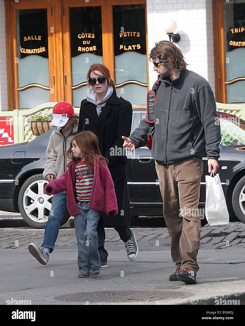 Julianne Moore et son mari Bart Freundlich Cal avec leurs enfants et Liv New York City, USA - 14.04.07 ** Non disponible pour Banque D'Images