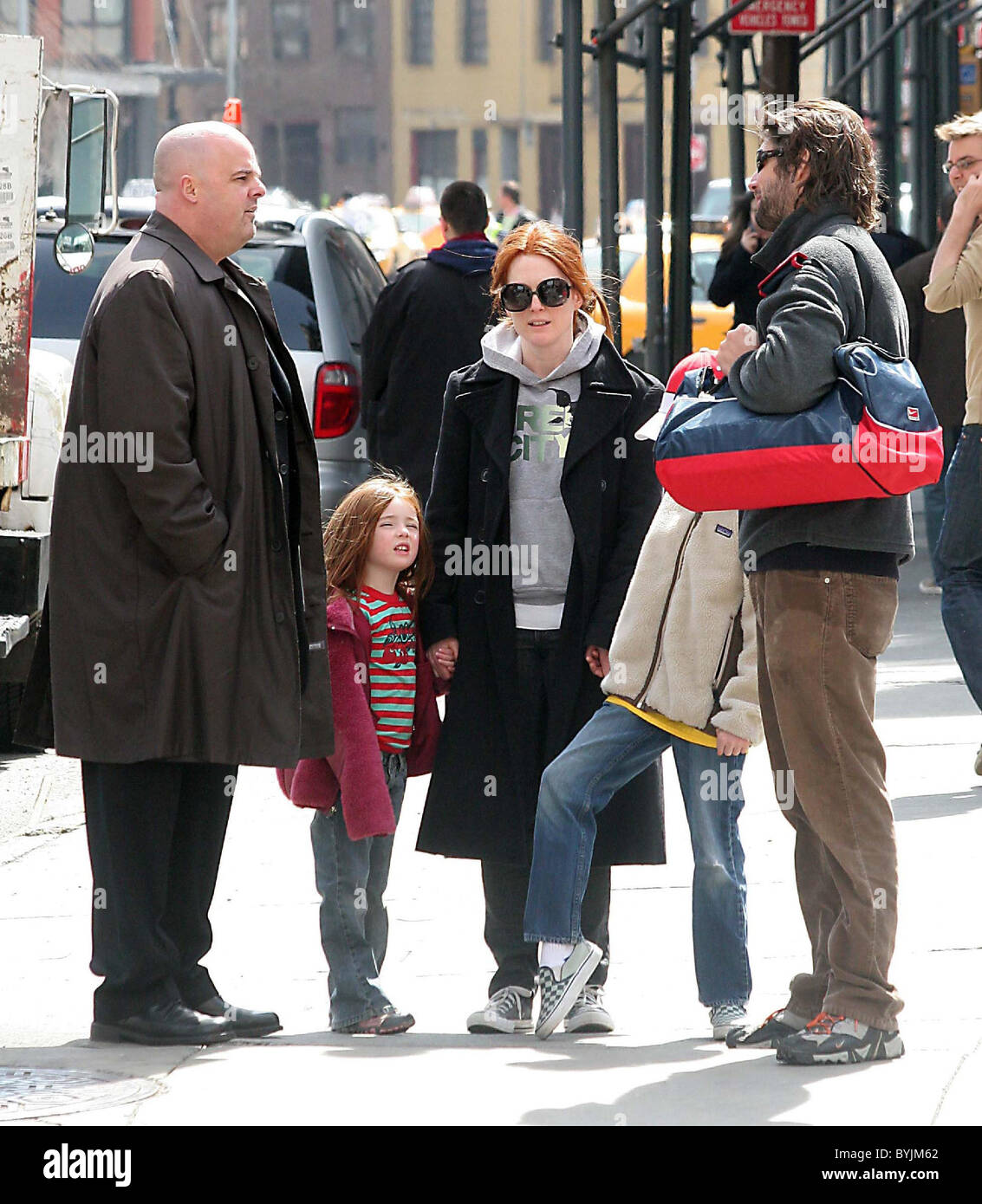 Julianne Moore et son mari Bart Freundlich Cal avec leurs enfants et Liv s'arrêtent pour parler à un ami New York City, USA - Banque D'Images