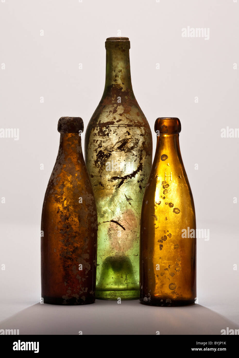 Trois vieilles bouteilles sales Banque D'Images