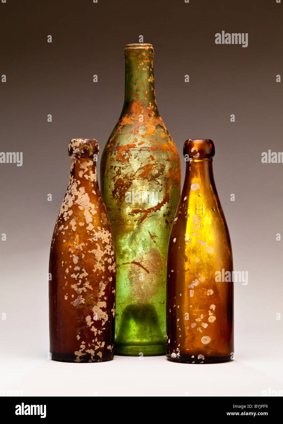 Trois vieilles bouteilles sales Banque D'Images