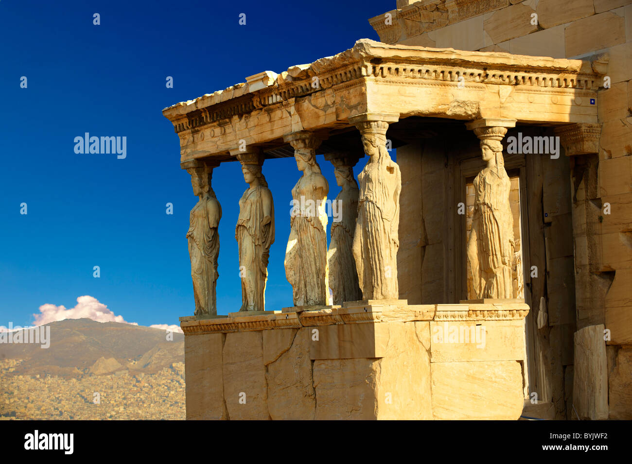 Le porche de l'cariatides. L'Erechtheum, l'acropole d'Athènes en Grèce. Banque D'Images