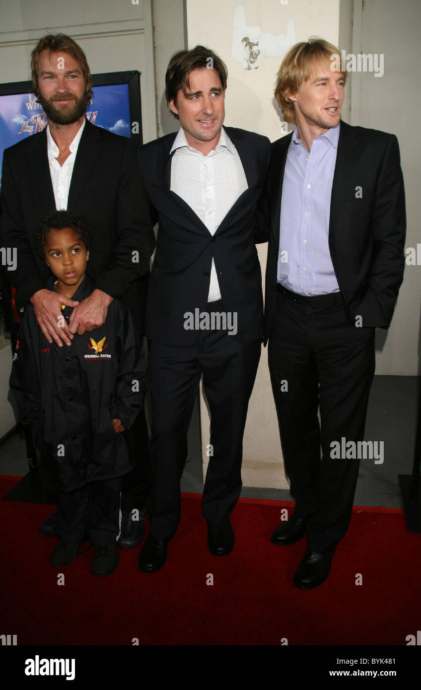 Andrew Wilson Et Son Fils Avec Les Freres Luke Wilson Et Owen Wilson Premiere De L Wendell Baker Story A La Writers Guild Photo Stock Alamy