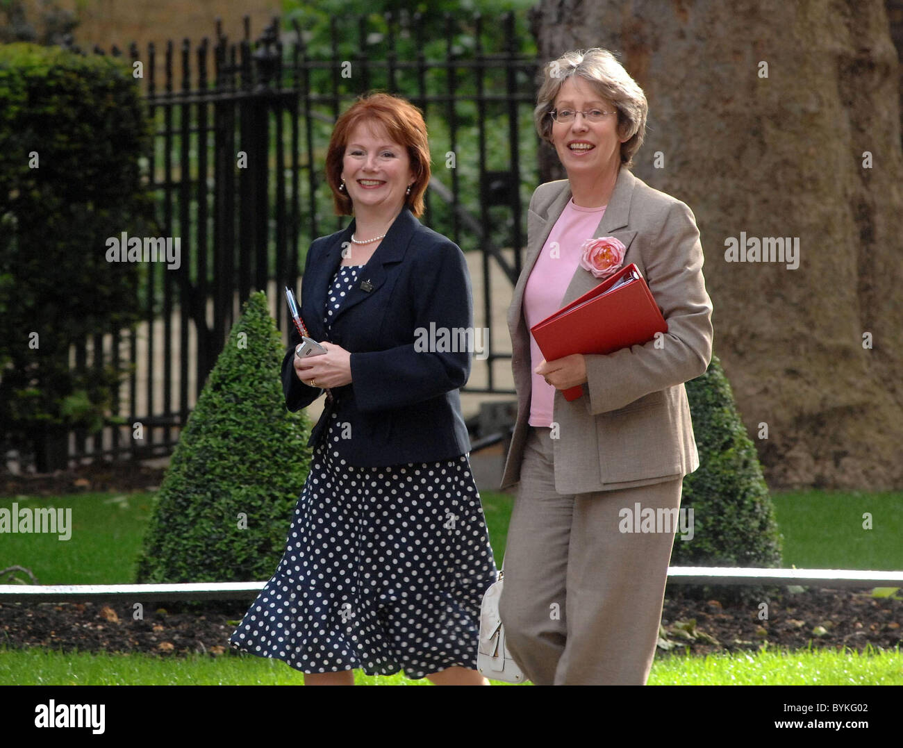 Hazel Blears et Patricia Hewitt ministres arrivent pour une réunion du cabinet au 10 Downing Street avant que le premier ministre est dû Banque D'Images