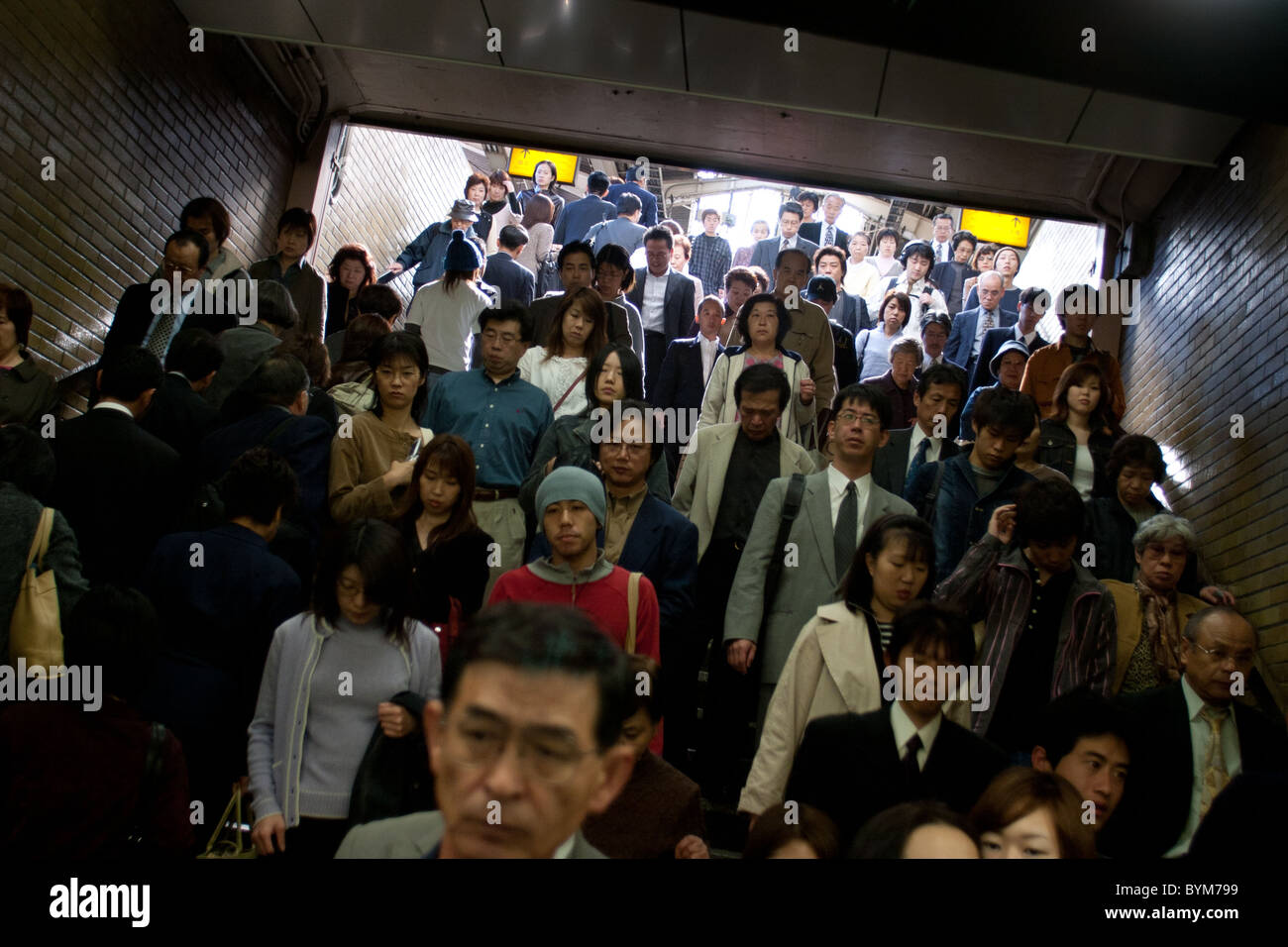 Les voyageurs dans une gare de Tokyo, Japon. Banque D'Images