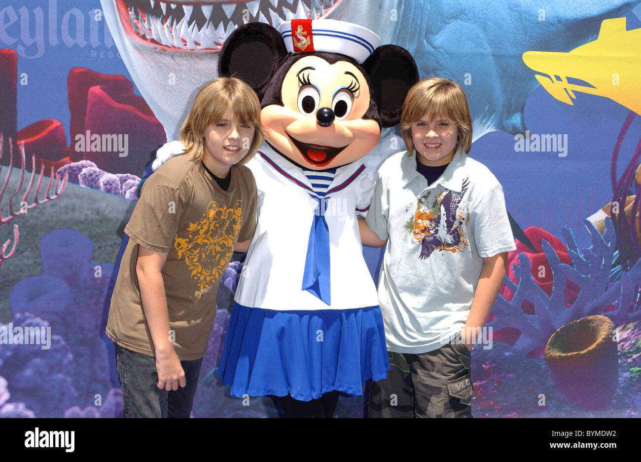 Dylan Sprouse et Cole Sprouse Lancement du monde de Nemo Submarine Voyage attraction de Disneyland Resort à Anaheim, Banque D'Images