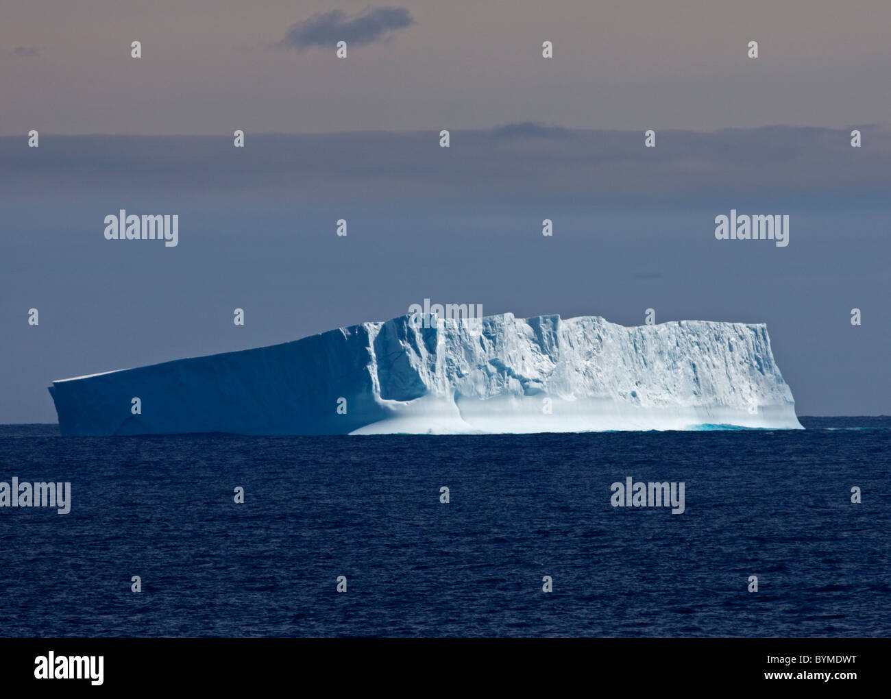 Grand iceberg tabulaire flottant dans l'océan du sud près de la péninsule Antarctique Banque D'Images
