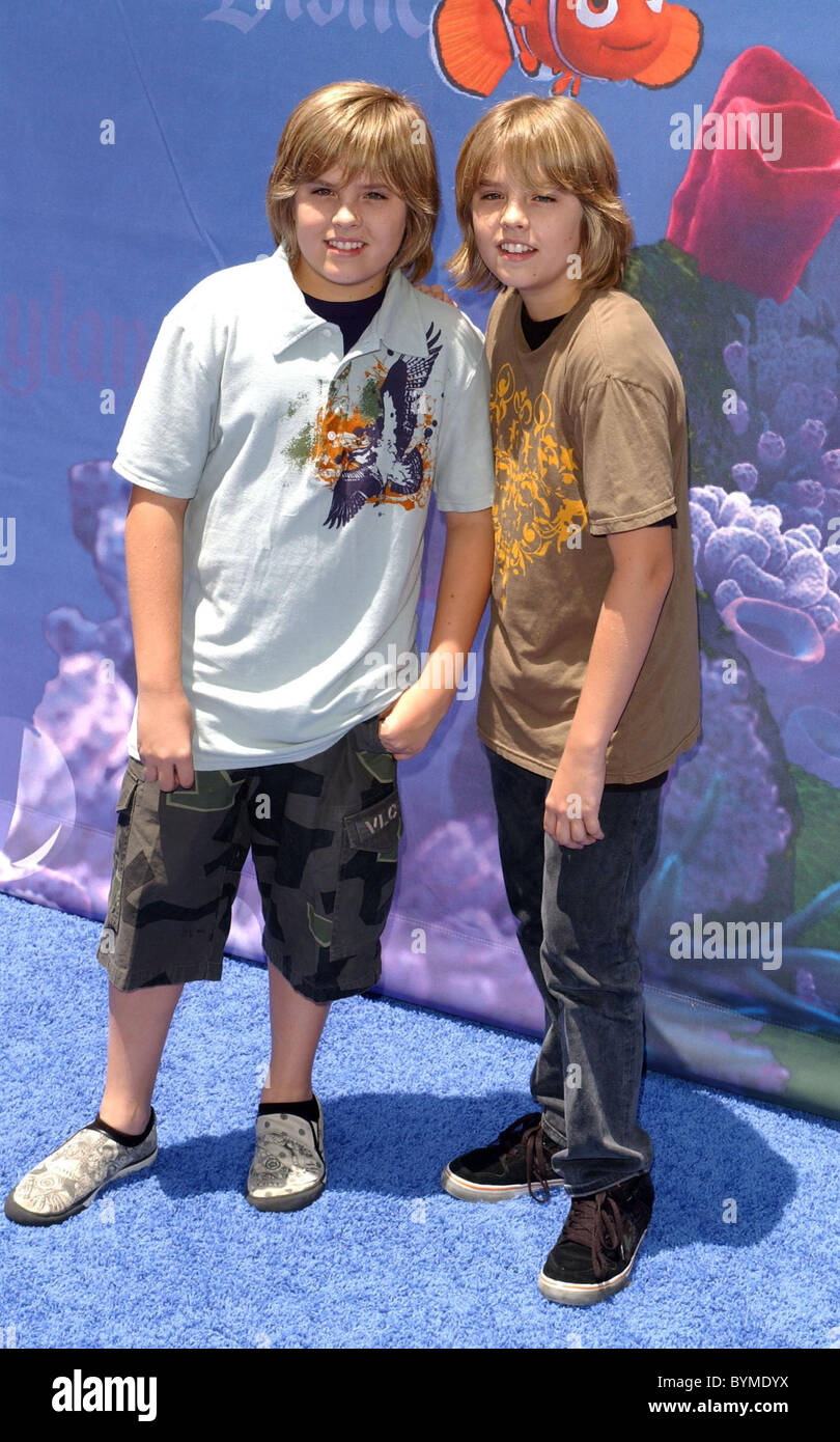 Dylan Sprouse et Cole Sprouse Lancement du monde de Nemo Submarine Voyage attraction de Disneyland Resort à Anaheim, Banque D'Images