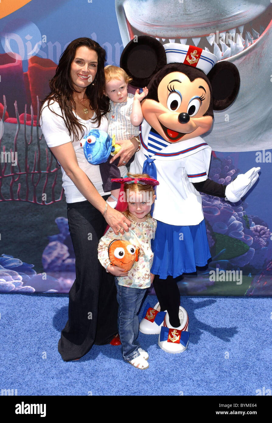Brooke Shields et les enfants Lancement du monde de Nemo Submarine Voyage attraction de Disneyland Resort à Anaheim, Californie Banque D'Images