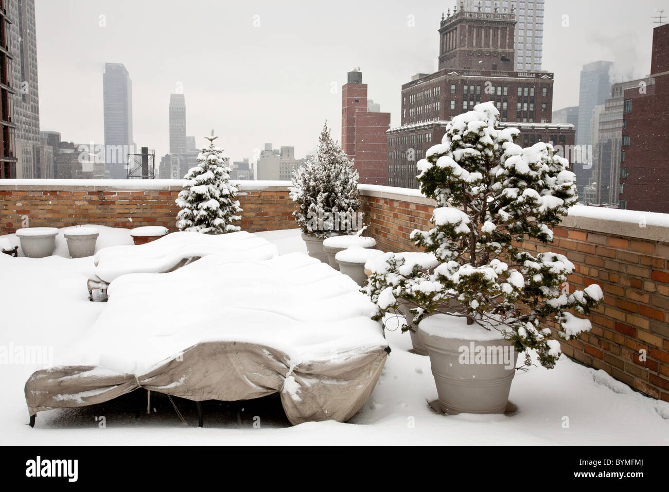 Le Tablier de toit Co-Op résidentiel,Tempête de neige, Murray Hill, Midtown, NYC (été/hiver) Banque D'Images