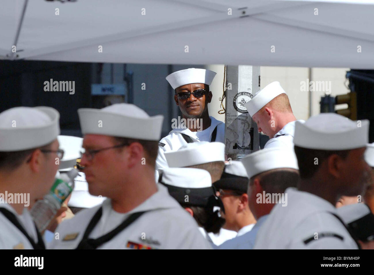 Du personnel militaire américain de visiter New York pour la Semaine de la flotte à l'extérieur de Ed Sullivan Theater for the 'Late Show With David Banque D'Images