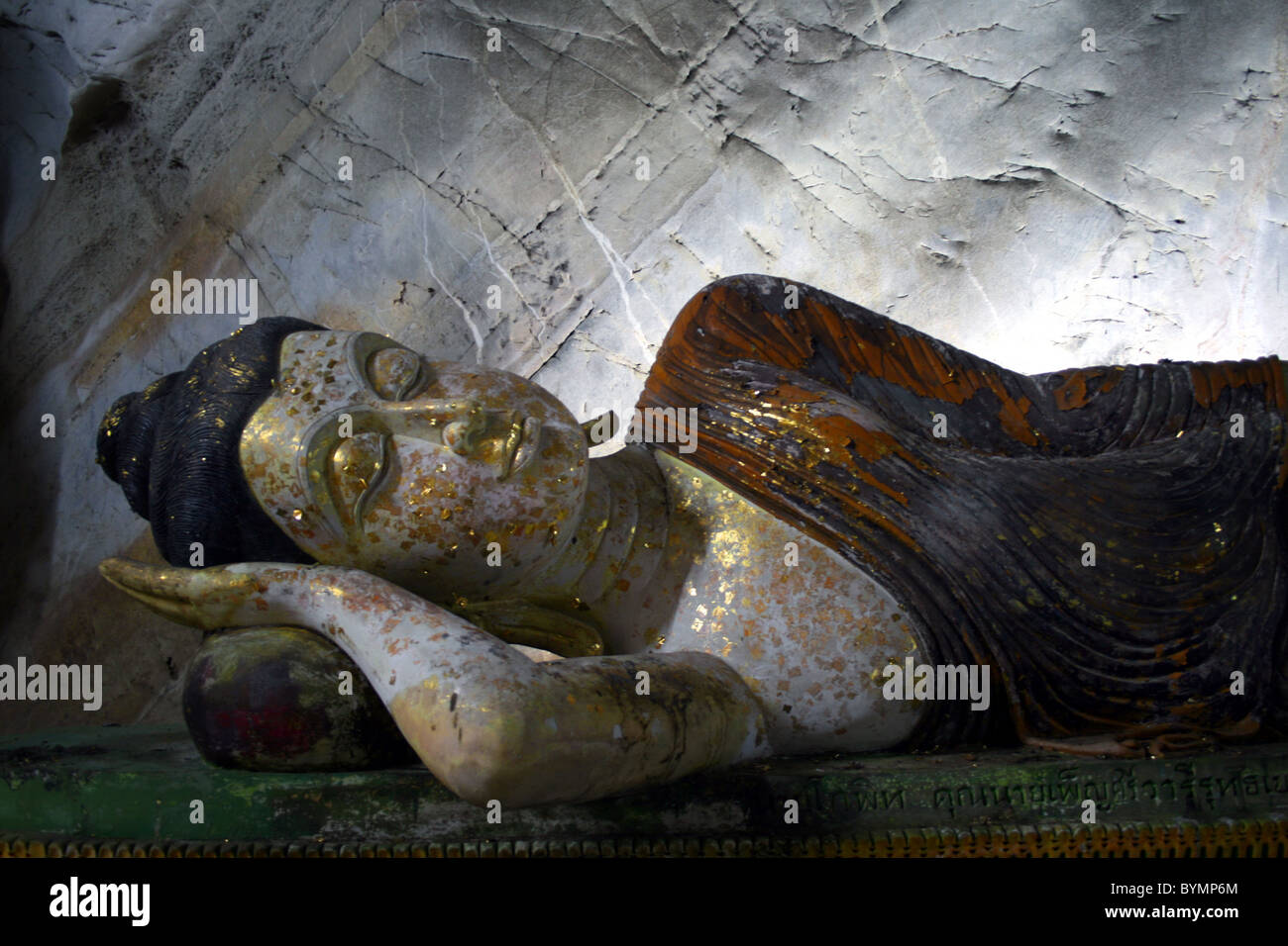 Bouddha couché dans une grotte Banque D'Images