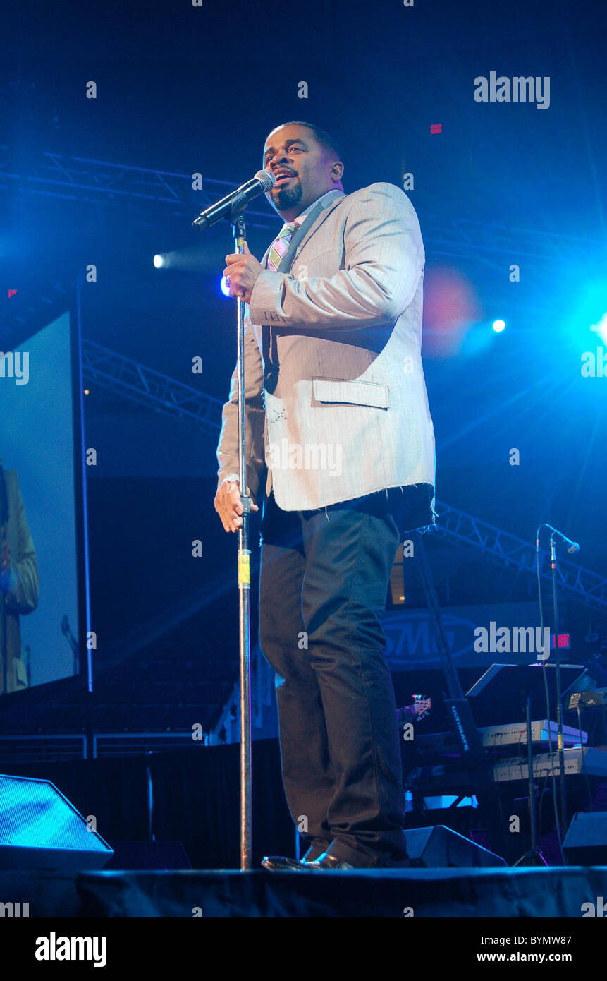 Benjamin Biolay artiste Gospel réalise et présente un prix à la Christian Music Awards tenue à l'Save Mart Center Banque D'Images