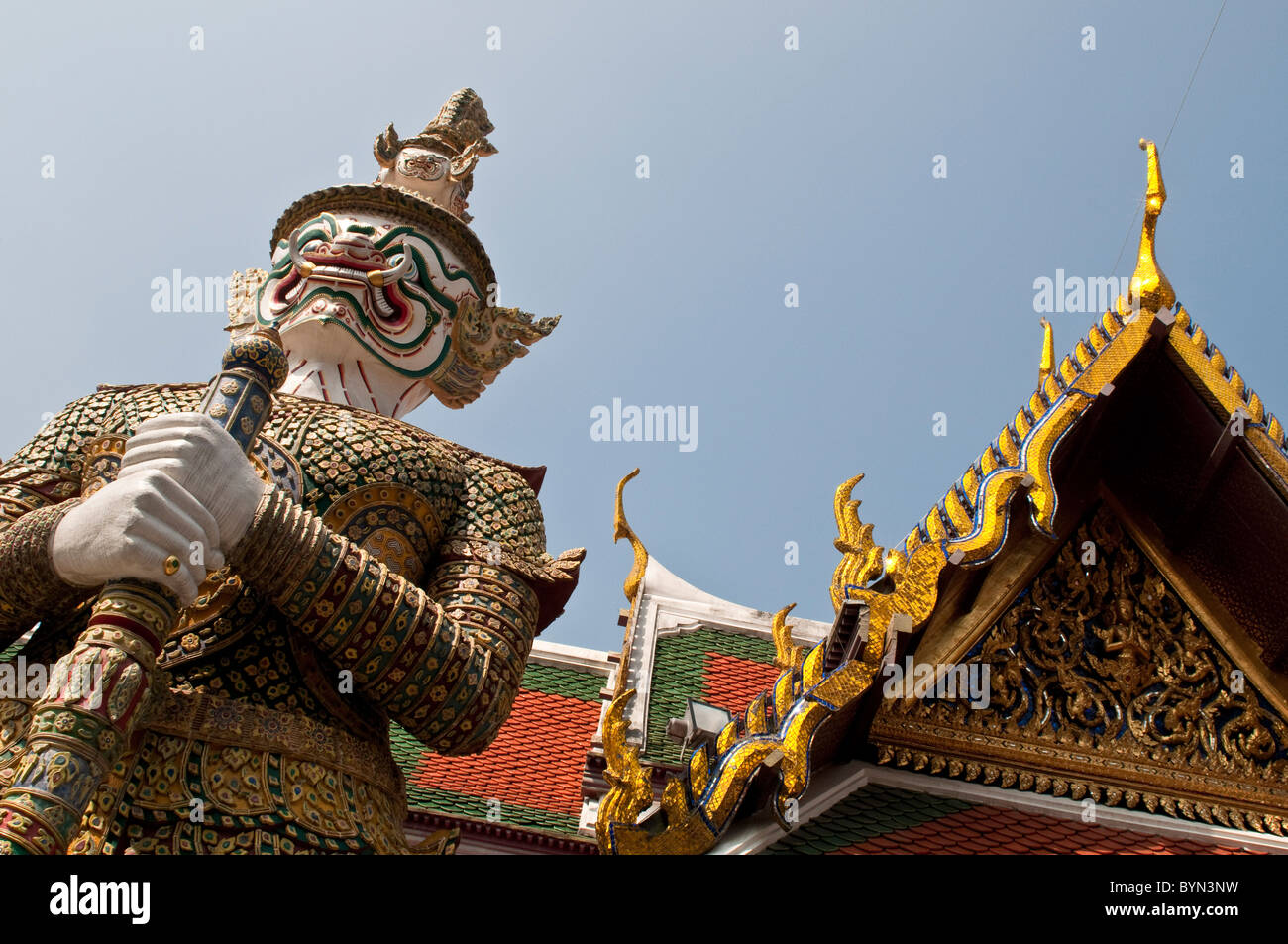 Yaksha gaudy, statue démon du Ramayana, Wat Phra Kaeo, Grand Palace, Bangkok, Thaïlande Banque D'Images