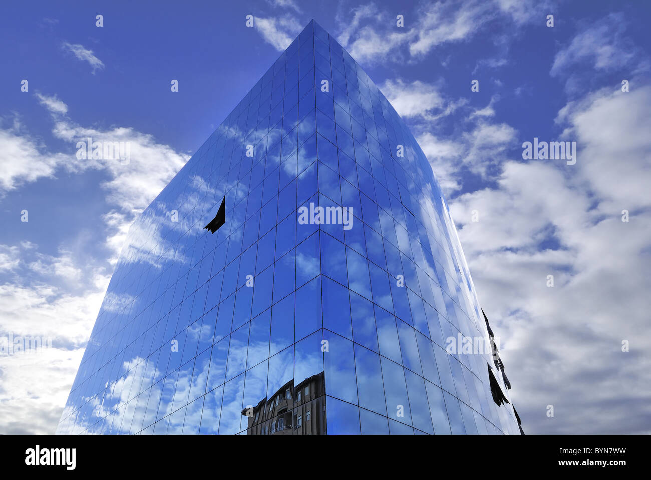 Mur de verre bleu avec windows et de réflexion Banque D'Images