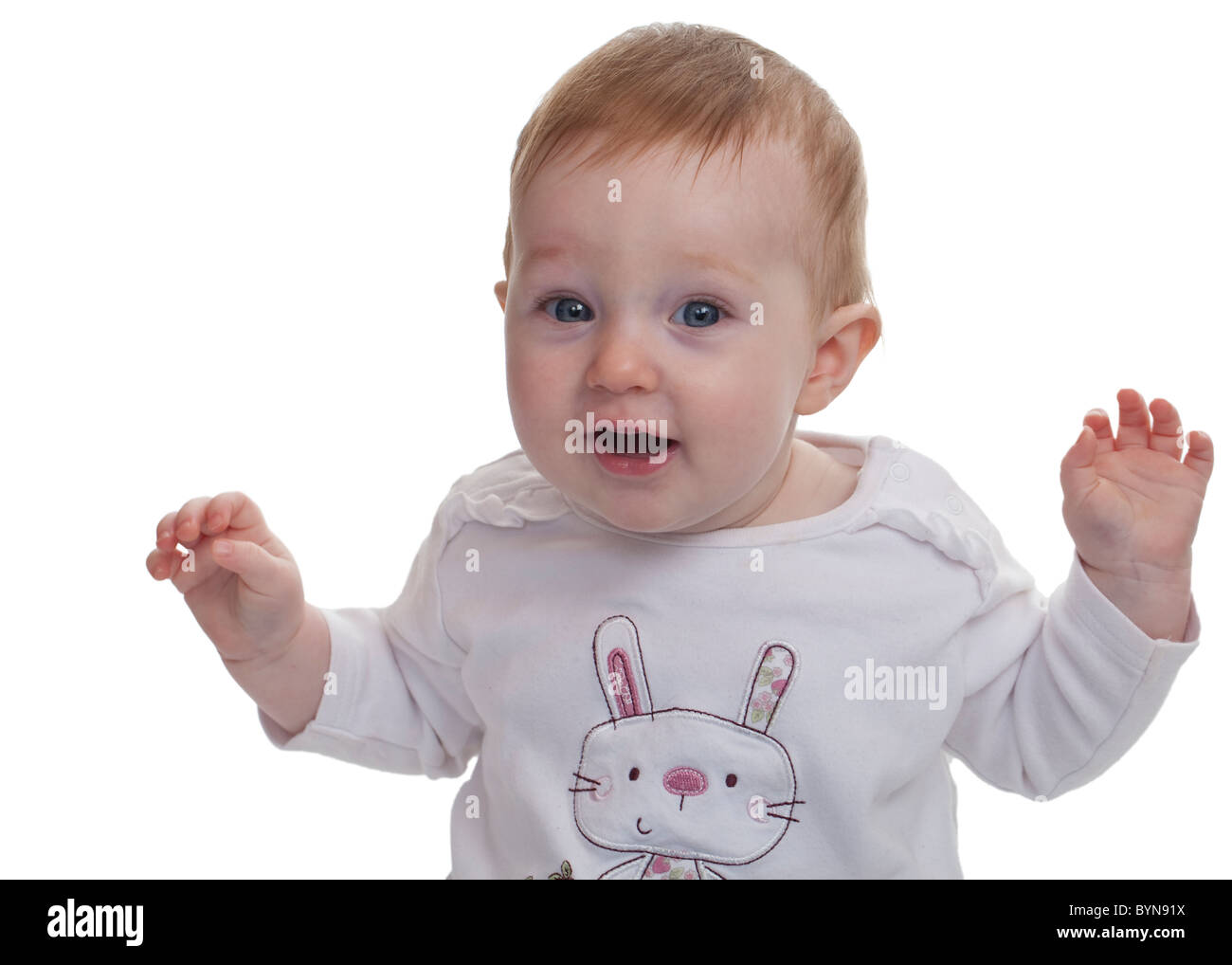 Beau Bébé regardant la caméra et en agitant , isolé sur un fond blanc. Banque D'Images