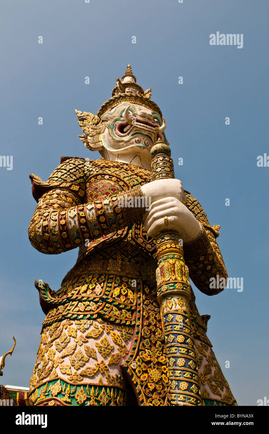 Yaksha gaudy, statue démon du Ramayana, Grand Palace, Bangkok, Thaïlande Banque D'Images