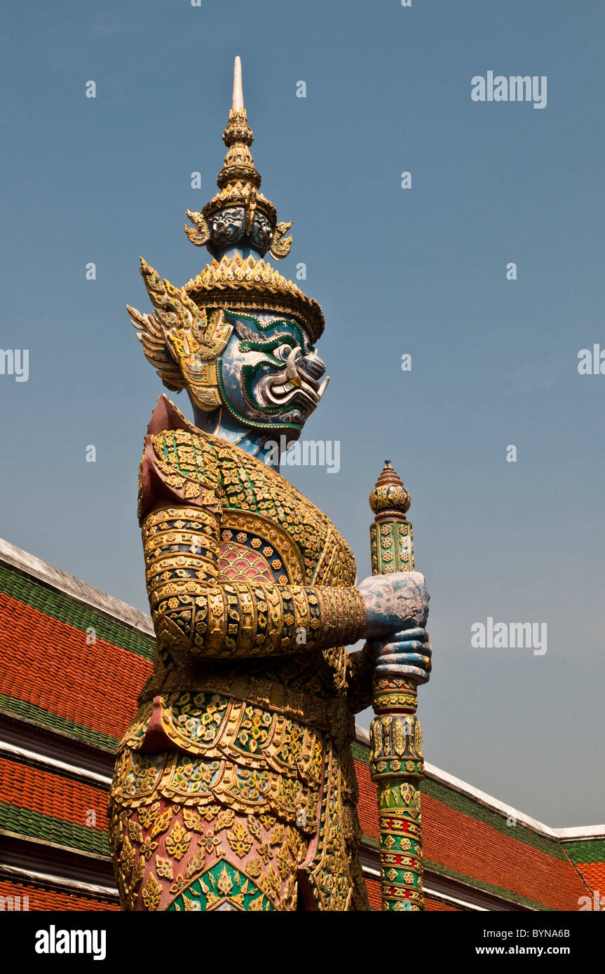 Yaksha gaudy, statue démon du Ramayana, Wat Phra Kaeo, Grand Palace, Bangkok, Thaïlande Banque D'Images