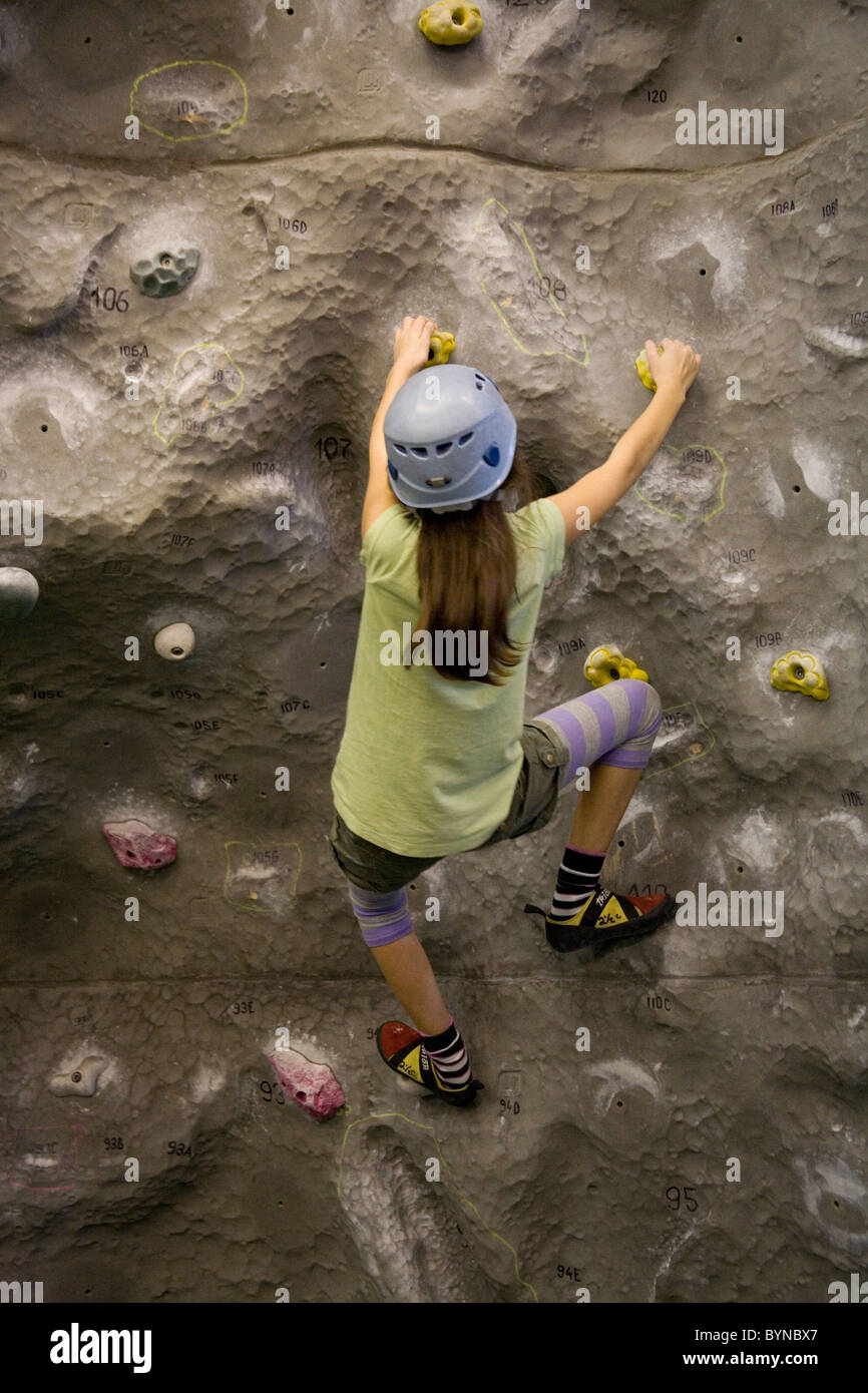 12 ans, fille, sur un mur d'Escalade, Mile End, East London Banque D'Images