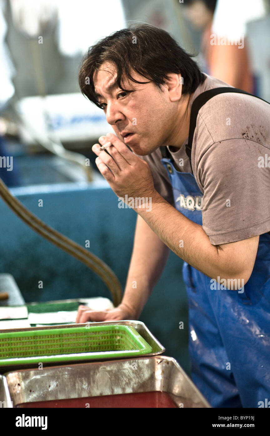 Travailleur sur le marché aux poissons de Tsukiji Banque D'Images