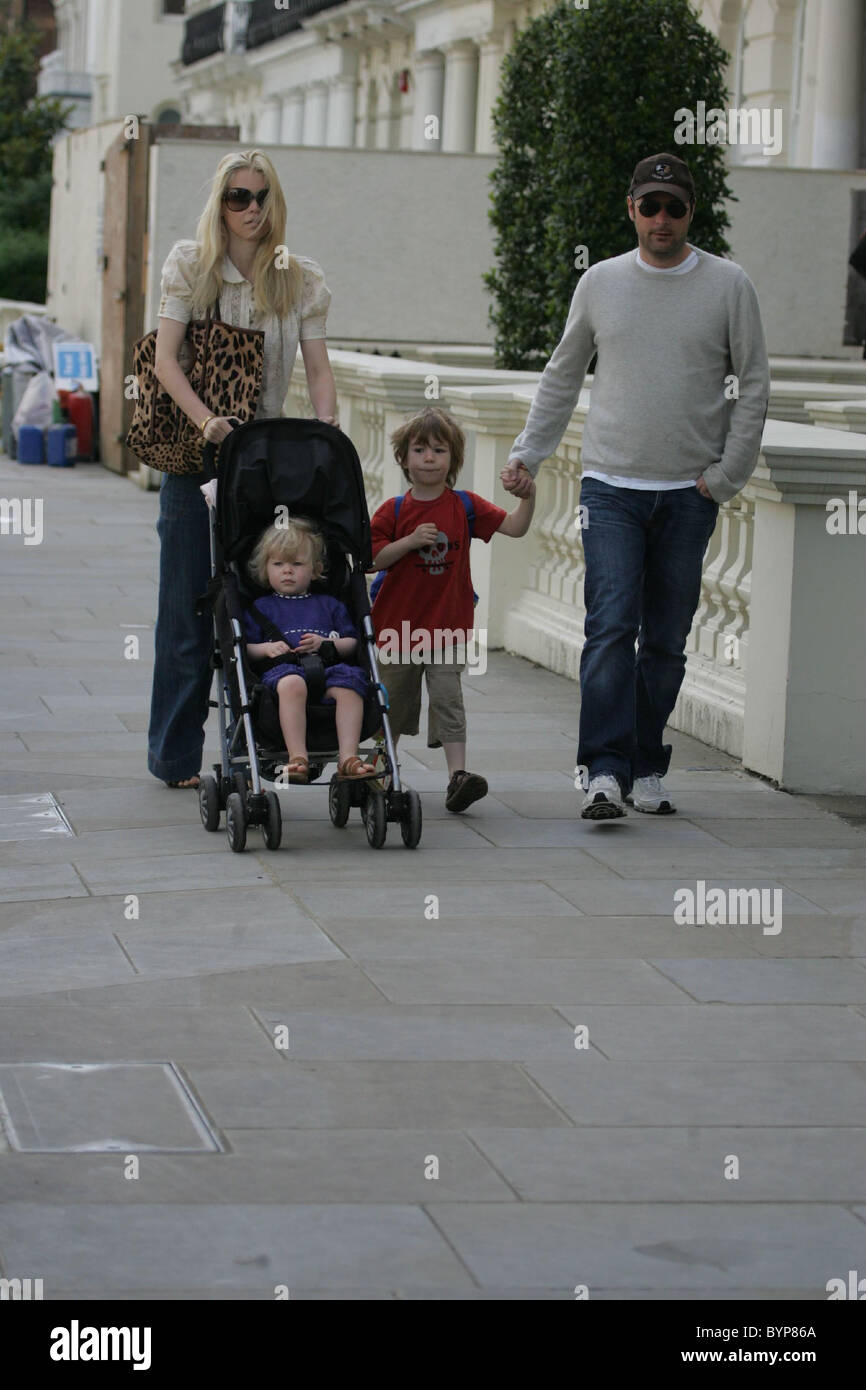 Claudia Schiffer et son mari Matthew Vaughn prendre leurs enfants, Caspar et Clémentine à l'école de Londres, Angleterre - 05.06.07 Banque D'Images