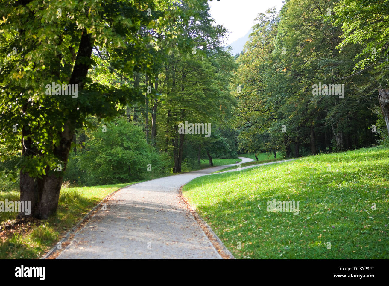 Chemin de pied dans les jardins du château de Linderhof, Bavière, Allemagne Banque D'Images