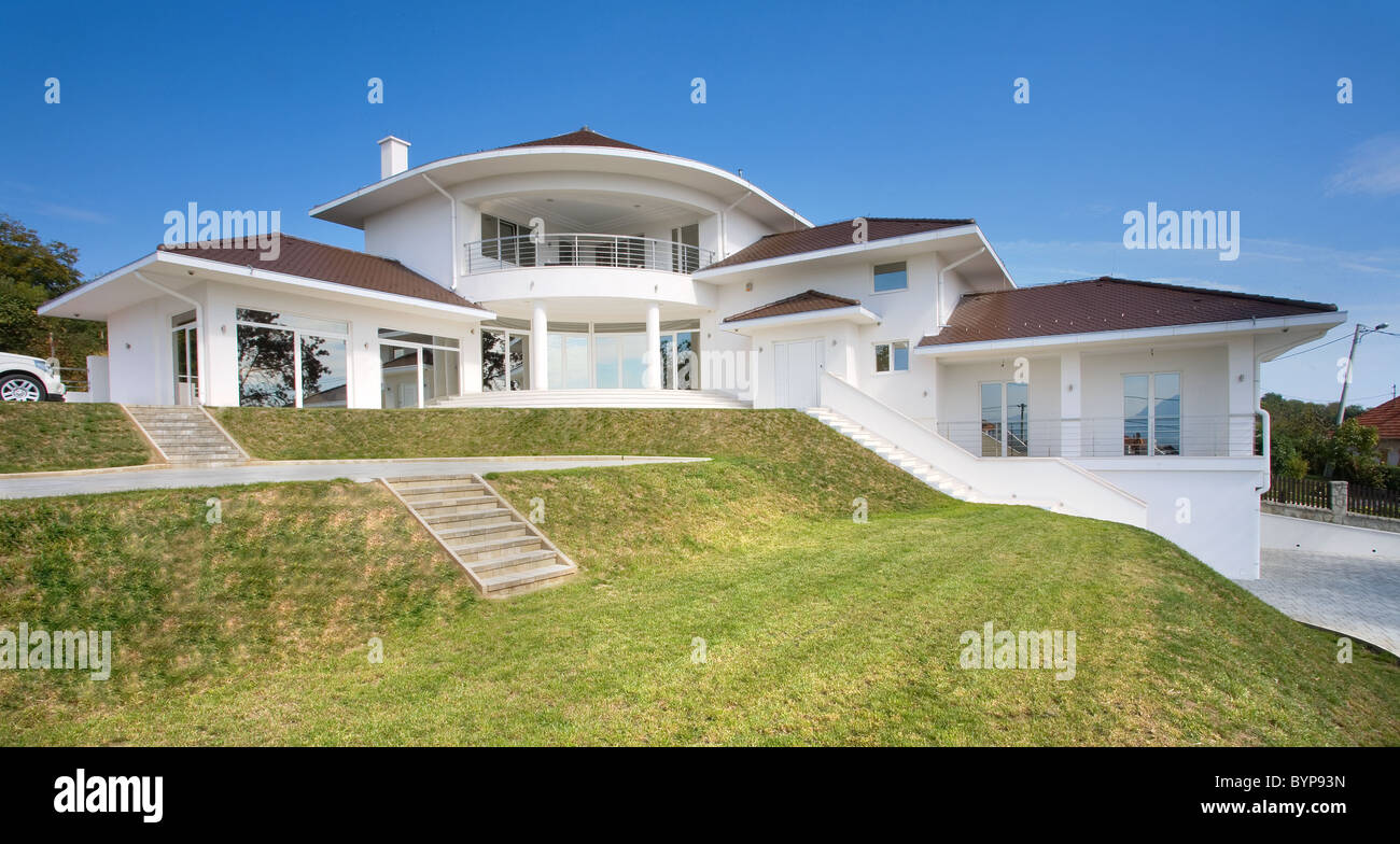 Maison moderne en extérieur jour et nuit. Banque D'Images