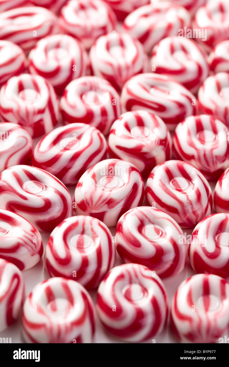 Bonbon Dur Rouge Et Blanc Fraise Le savoureux bonbons blanc rouge Photo Stock - Alamy