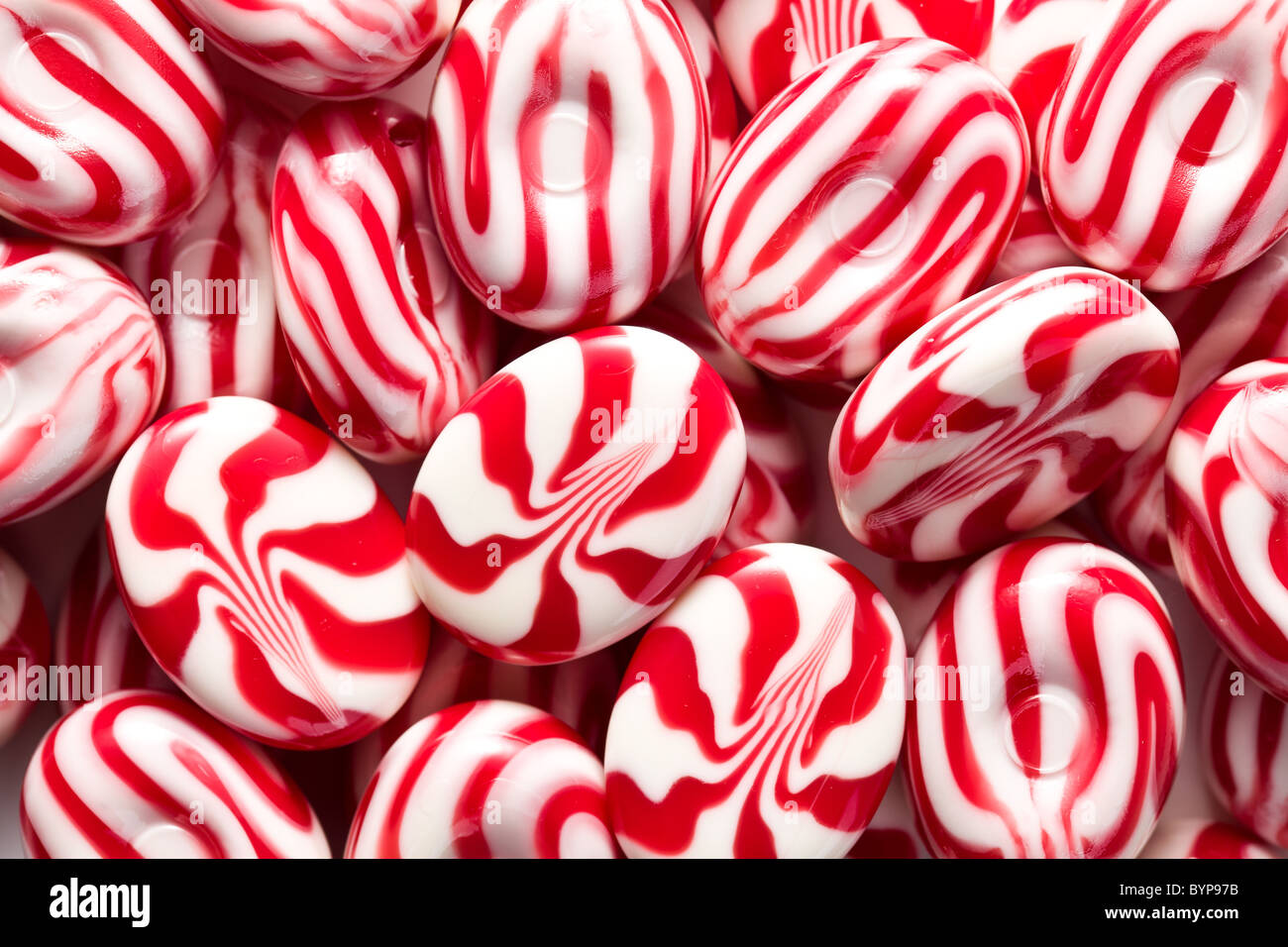 Bonbon Dur Rouge Et Blanc Fraise Le savoureux bonbons blanc rouge Photo Stock - Alamy