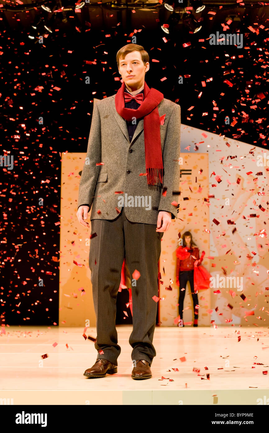 Jeune homme montrant robe moderne à la copenhagen international fashion fair Banque D'Images