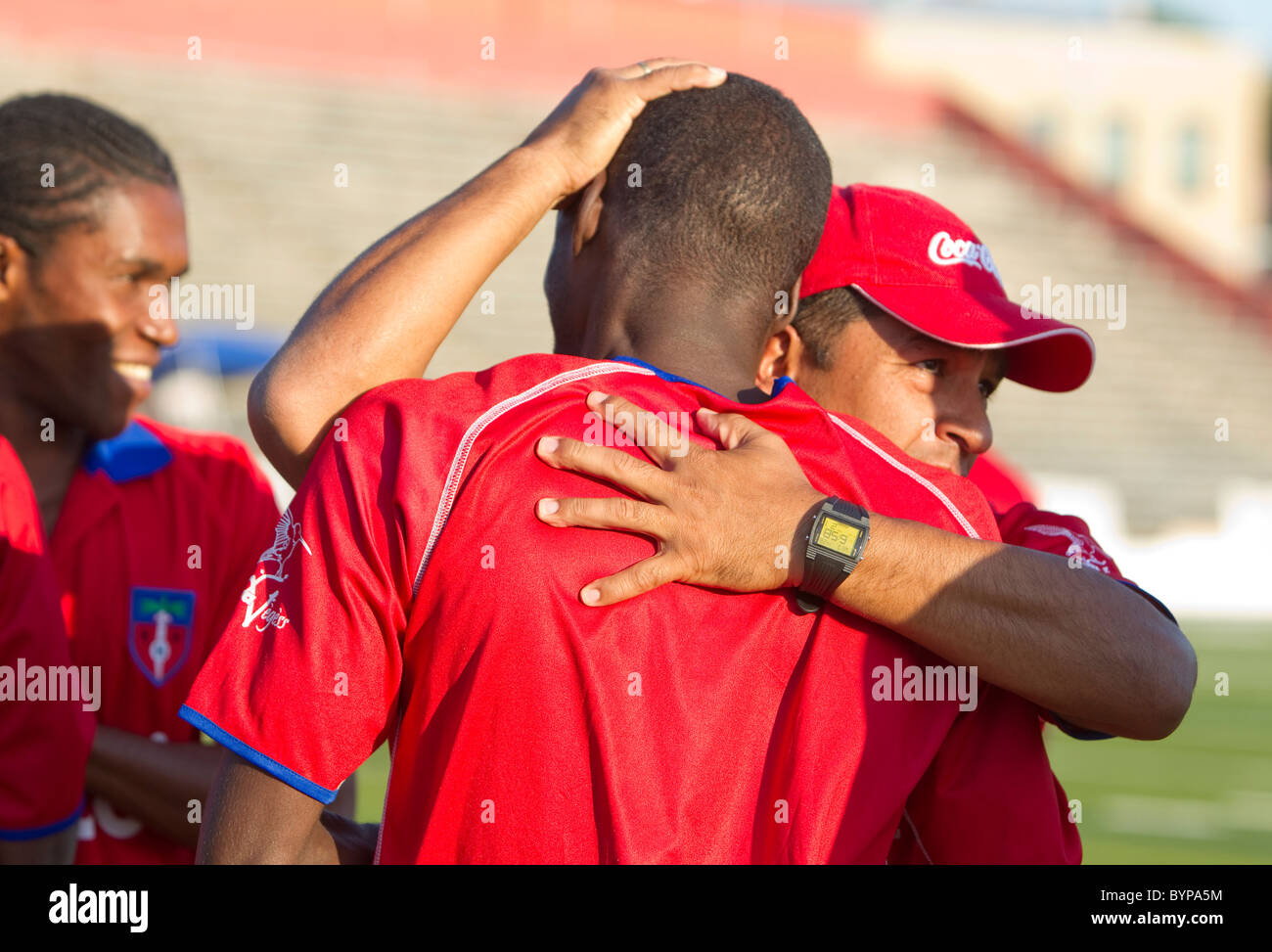L'entraîneur de l'équipe nationale du football haïtien hugs player score après exposition au cours de match à Austin au Texas. Banque D'Images