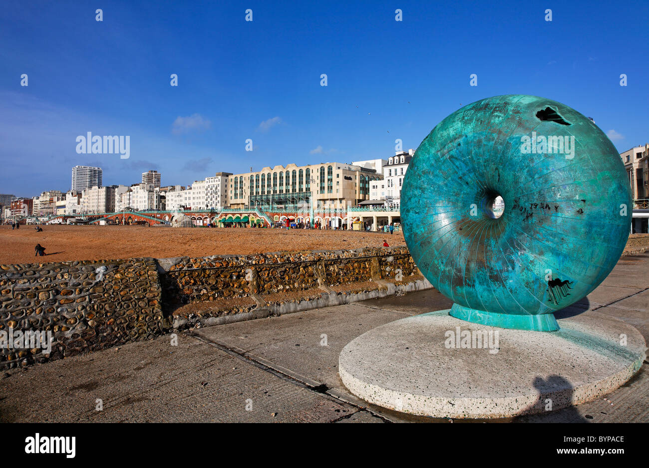 Anneau de bronze sculture sur le front de mer de Brighton, East Sussex, Angleterre Banque D'Images