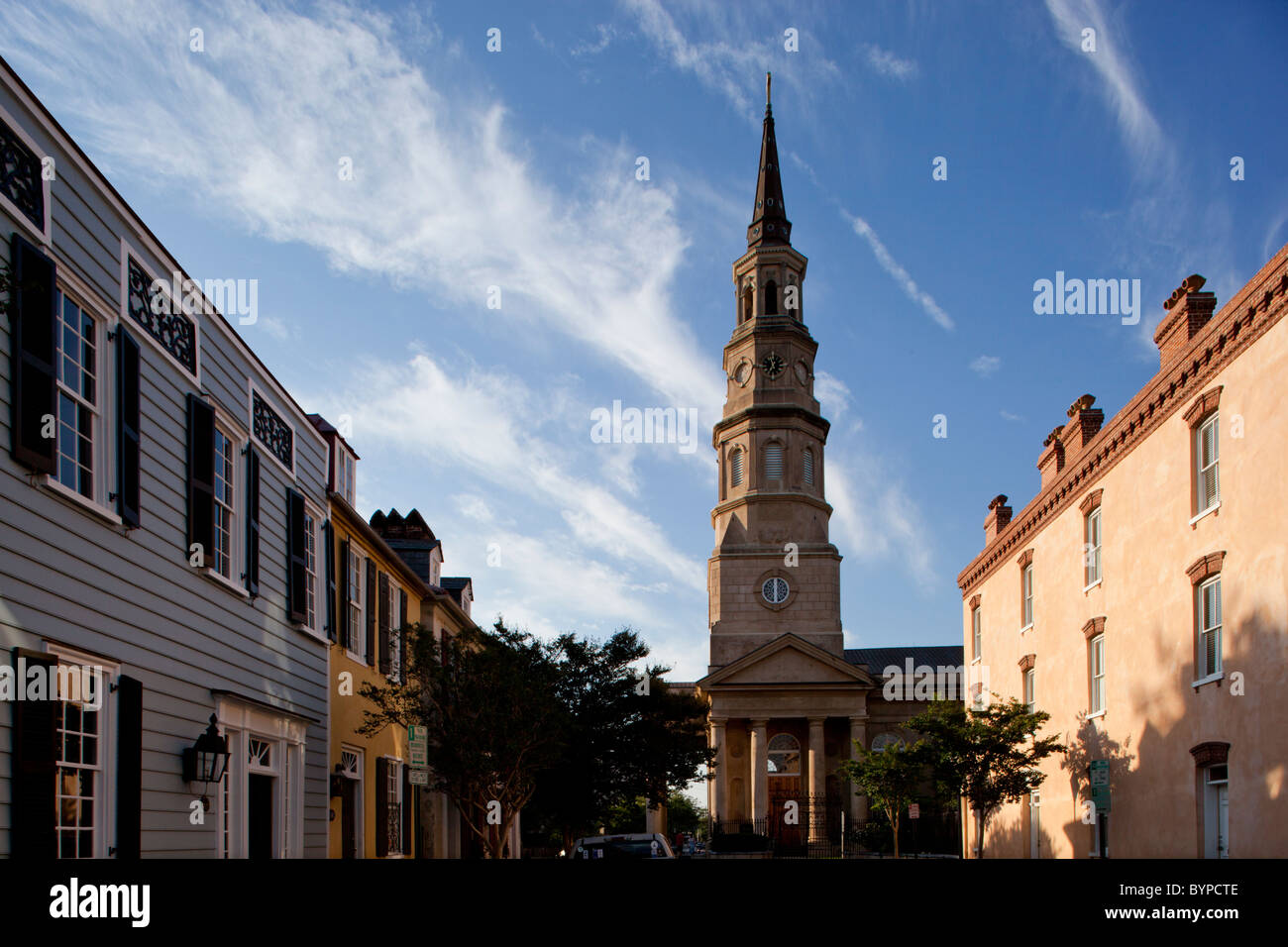 USA, Caroline du Sud, Charleston, l'église épiscopale de Philips s'élève au-dessus de la rangée de maisons historiques dans les Quartiers Français Banque D'Images