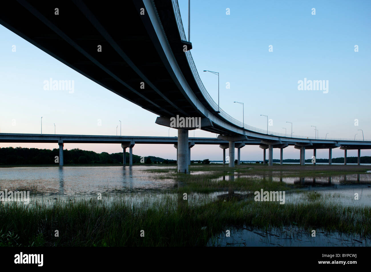 USA, Caroline du Sud, Charleston, rampes à Cooper River Bridge au-dessus de zones humides au coucher du soleil le soir d'été Banque D'Images