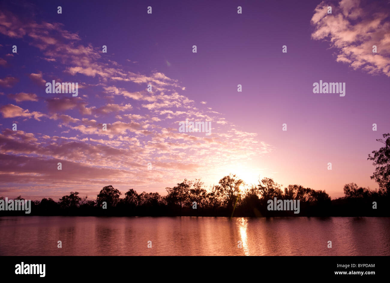 Coucher du soleil sur l'eau du fleuve Murray en Australie du Sud Banque D'Images